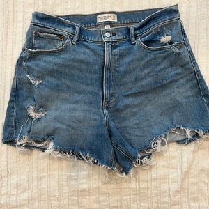 Abercrombie & Fitch Curve Love The 4” Mom Short. High rise.